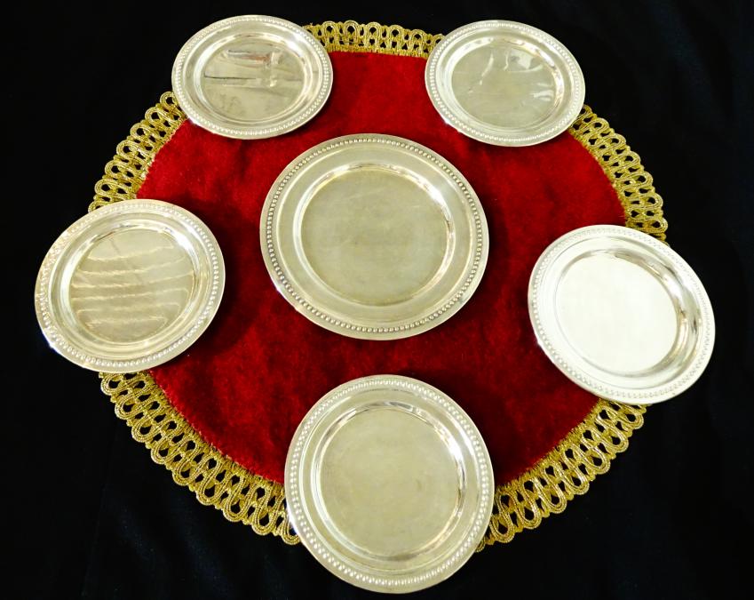 Посребрени бронзови чинии, перлен релеф.