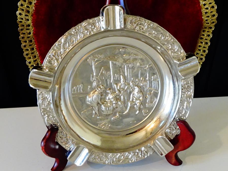 Посребрен бронзов пепелник за пури с релефна селска картина.