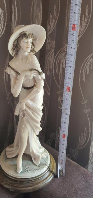 Много красива статуетка с маркировка на Мерли