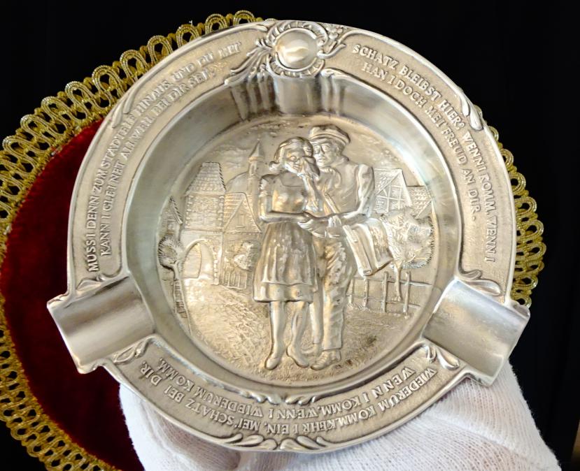Калаен пепелник с любовна сцена от песен, калаена сватба.