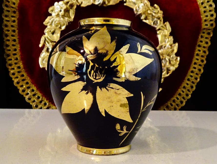 Порцеланова ваза, злато, кобалт, ръчно рисувана.