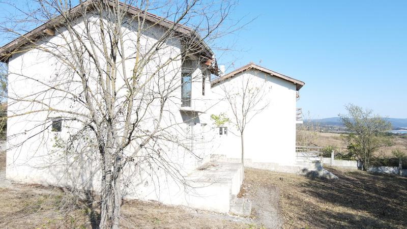 Продавам две вили с изглед към язовир Тича и планината