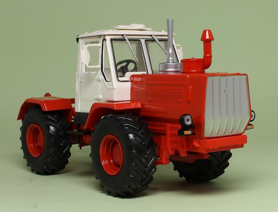Умален модел на трактор Т-150к в мащаб 1 43
