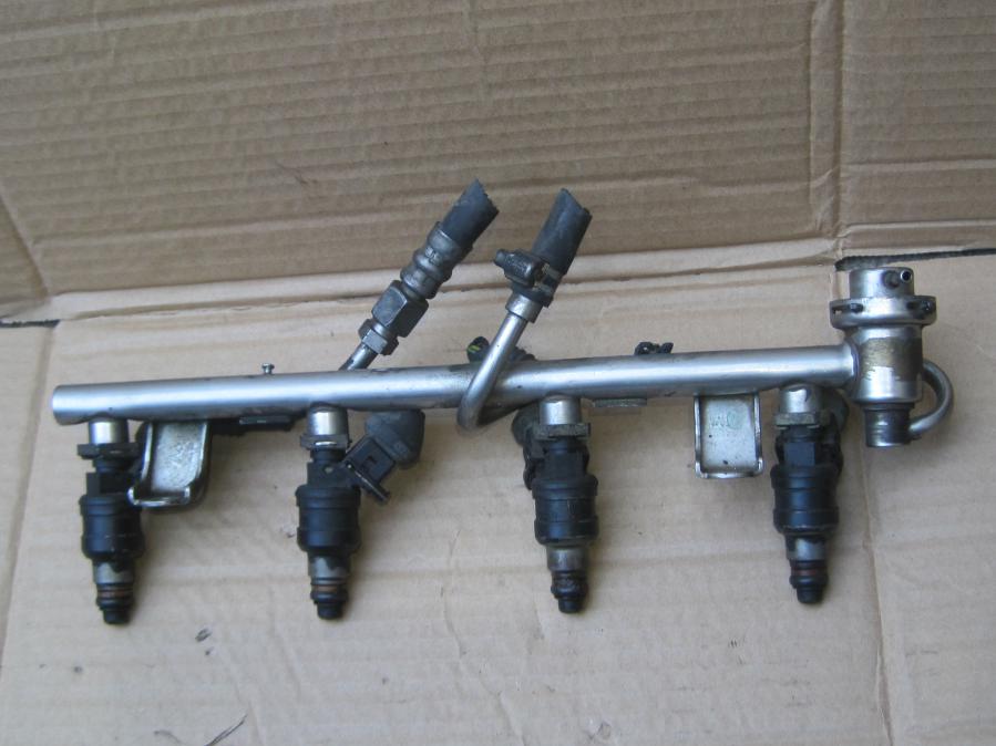 Инжекторни дюзи, горивна рейка за A4 1.8t, Bosch 028156065, Passat 1.