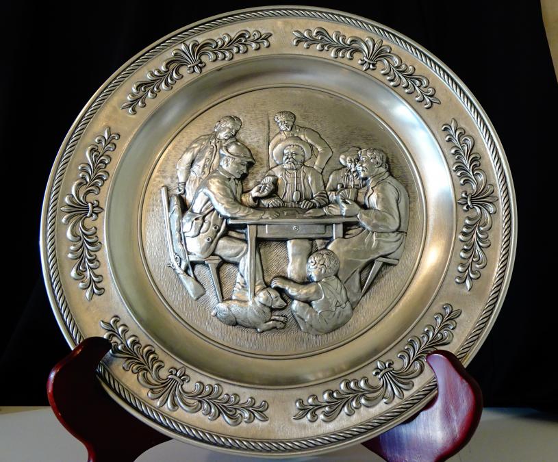 Калаена чиния за стена с картина ловци, покер.