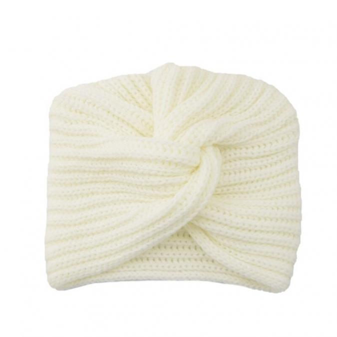Дамска зимна плетена шапка с усукан възел по средата