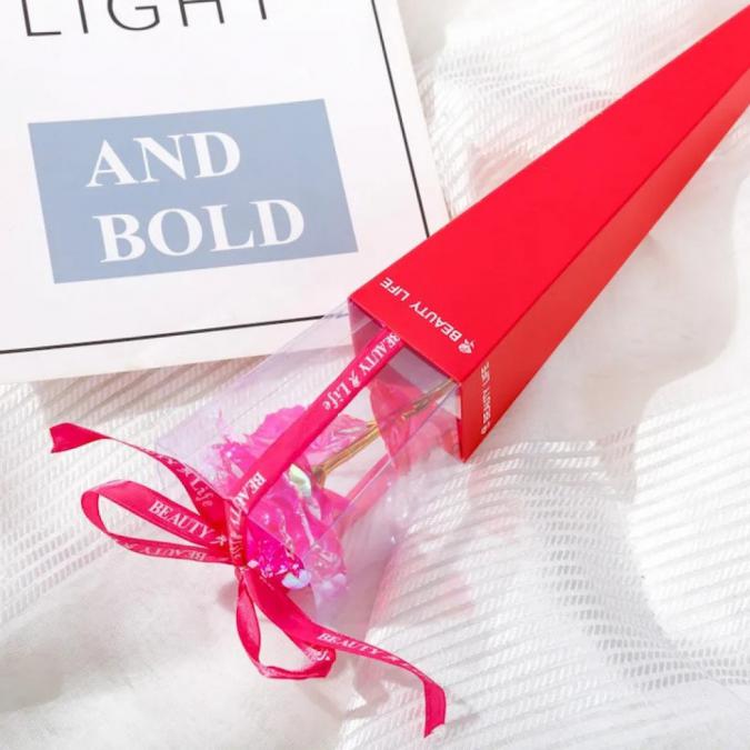 Декоративна роза със златно стъбло в подаръчна кутия