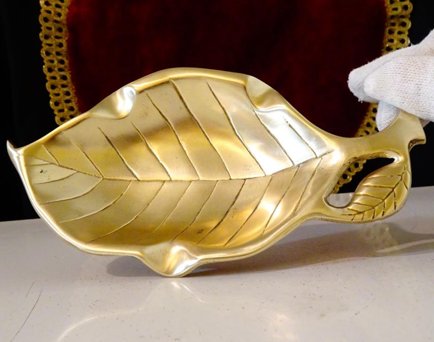 Бронзов пепелник за пури, цигари, листо.