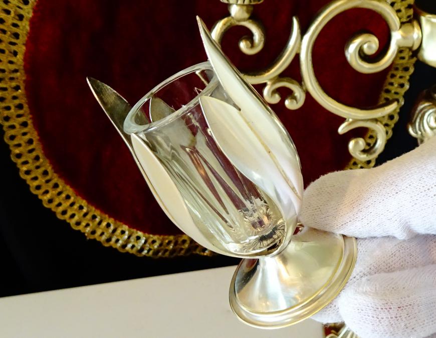 Посребрен свещник месинг и кристал.