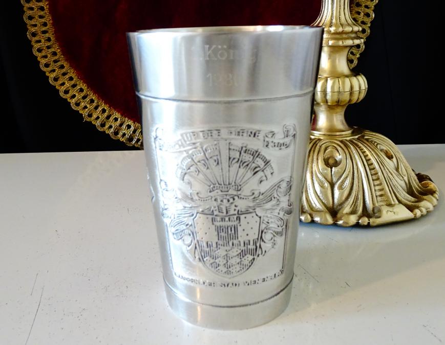 Калаена чаша 450 мл., рицар, замък, знамена.