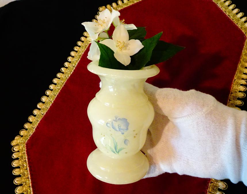 Немска ваза бял мрамор.