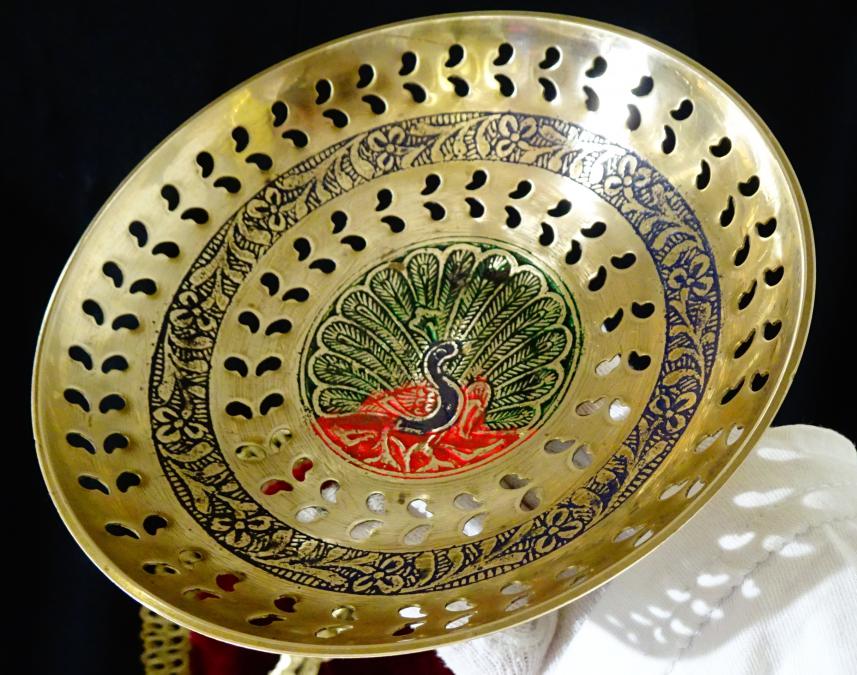 Повдигната бронзова фруктиера с Паун, цветен клетъчен емайл.