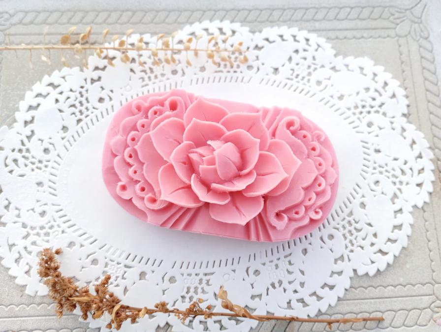 Декоративен сапун Роза върху плочка, ръчно изрязан с нож.