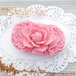 Декоративен сапун Роза върху плочка, ръчно изрязан с нож.