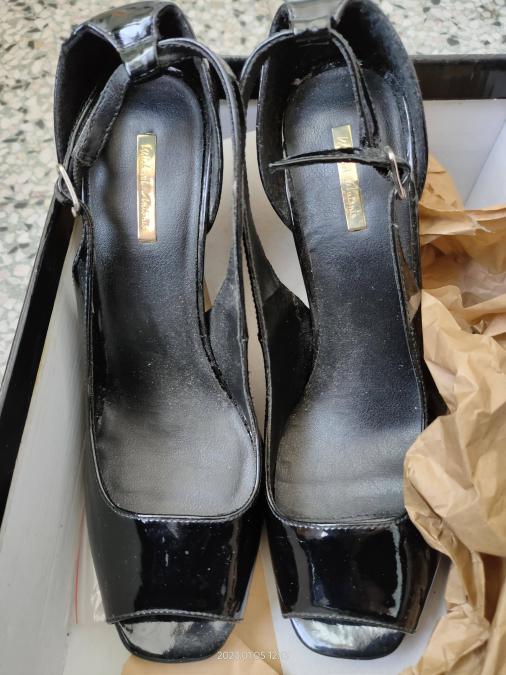 Черни лачени обувки