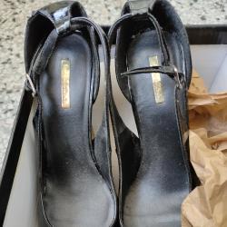 Черни лачени обувки