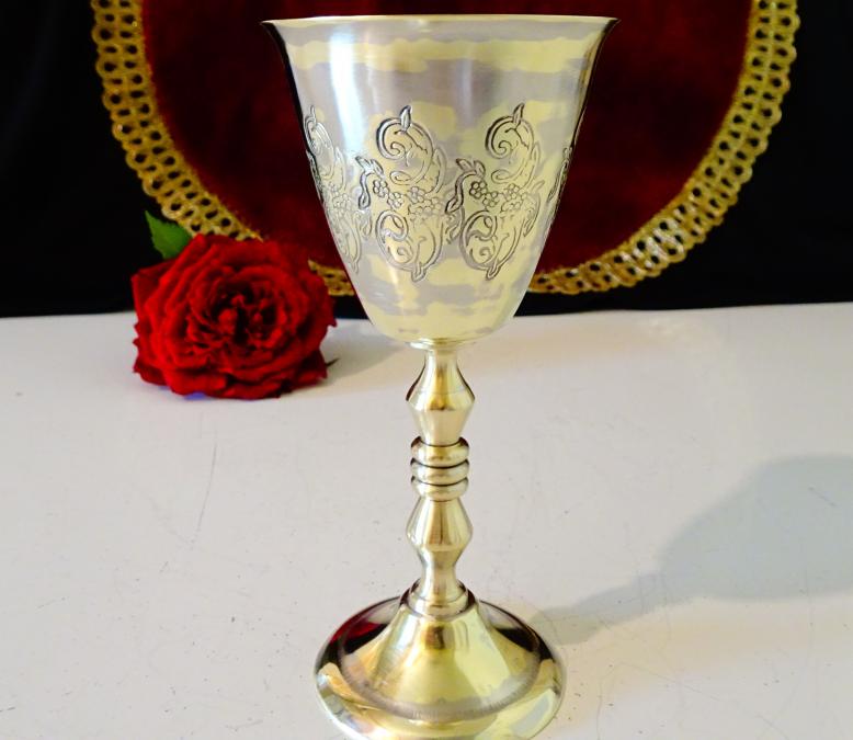 Бронзова чаша за ракия, релефно столче, гравирана.