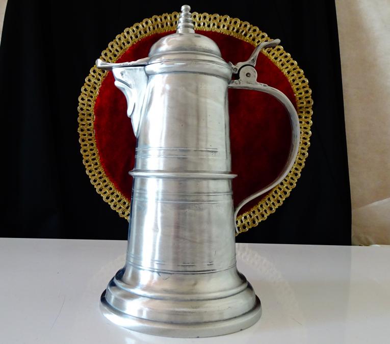Кана от калай, калаена кана с капак, средновековен дизайн.