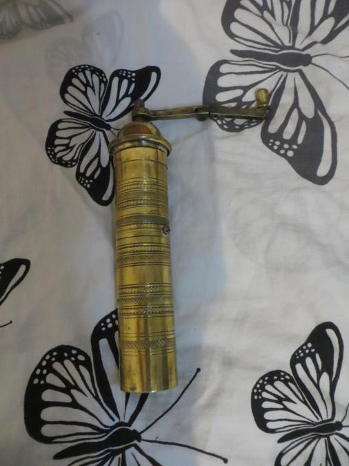 Бронзова ръчна машинка за мелене на зърна