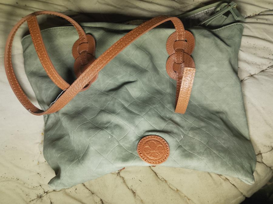 Луксозна дамска чанта от кожа във много добро състояние като нова