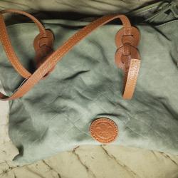 Луксозна дамска чанта от кожа във много добро състояние като нова