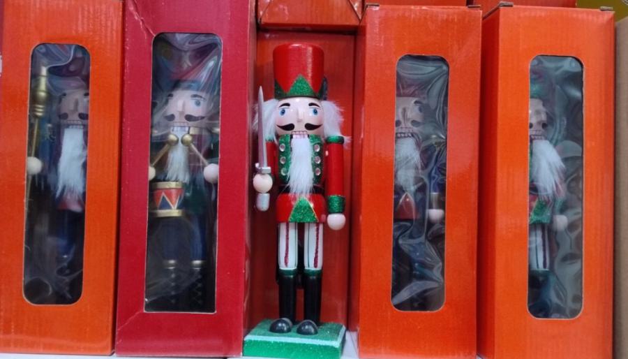 Коледна дървена фигурка Лешникотрошач  Перфектния вълшебен декор