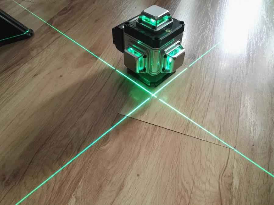 Лазерен нивелир 16 линии  2 батерии, дистанционно, тринога, магнитна