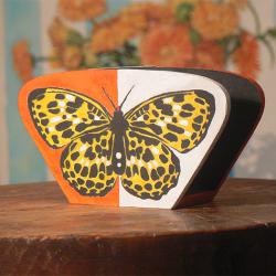 Ръчно изработен и изрисуван салфетник Пеперуда.