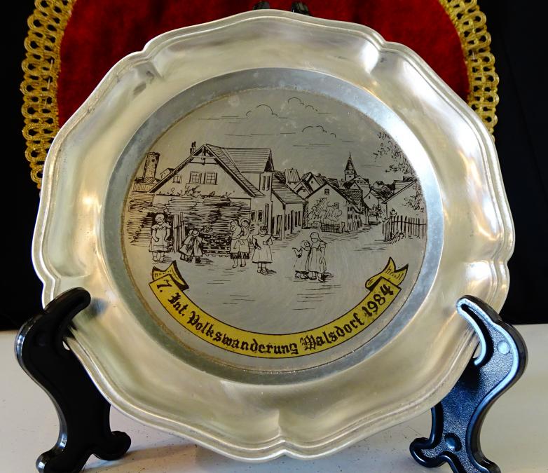 Калаена чиния с литография, селска картина.