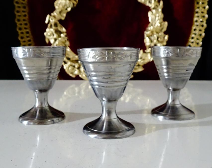 Калаени чаши на столче, за ракия, ликьор.