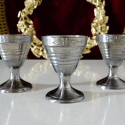 Калаени чаши на столче, за ракия, ликьор.