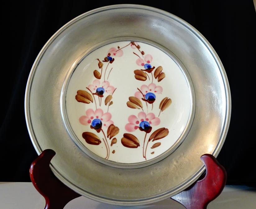 Рисувана порцеланова чиния с калаена рамка, пано.