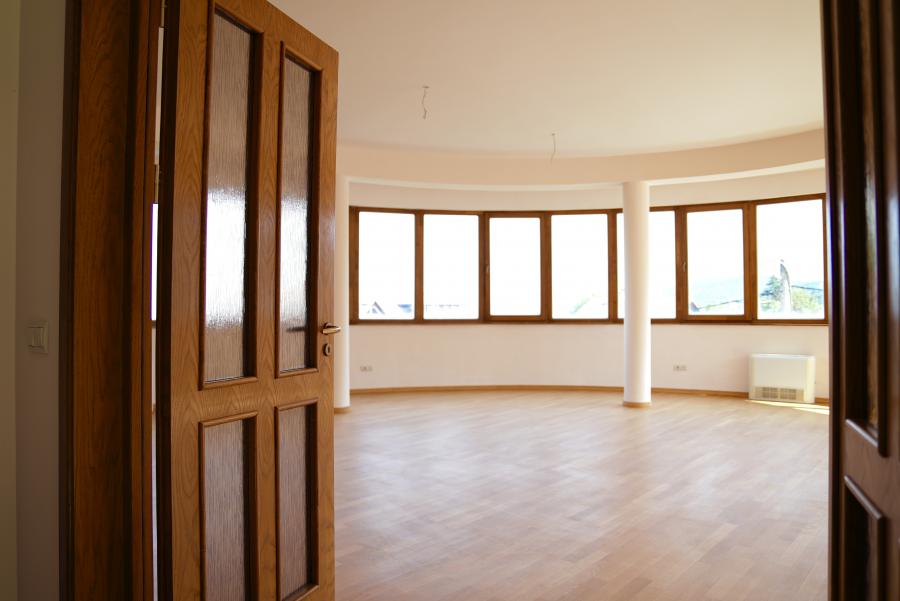 Продава се апартамент с високи тавани и модерно строителство