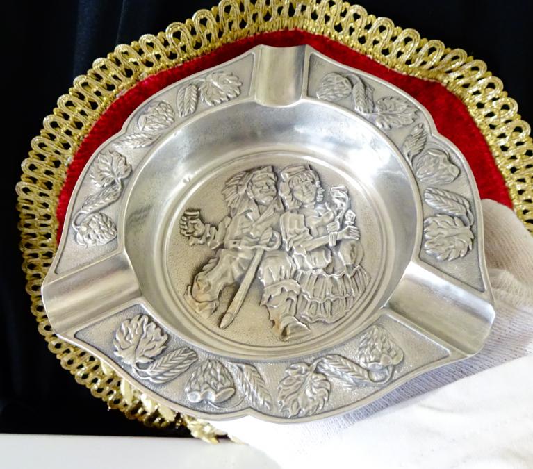 Калаен пепелник с Дама и Рицар, бира, хмел.