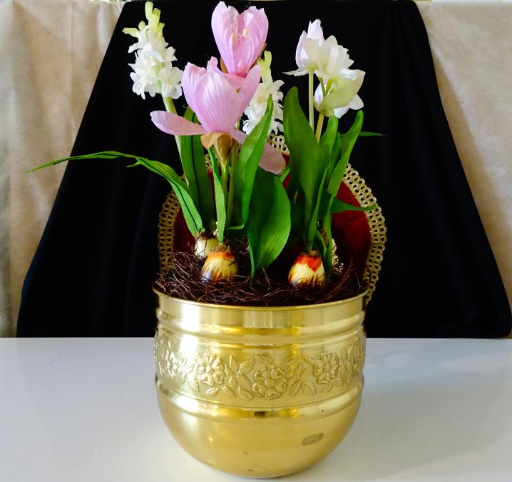 Позлатена кашпа от месинг с аранжировка изкуствени цветя.