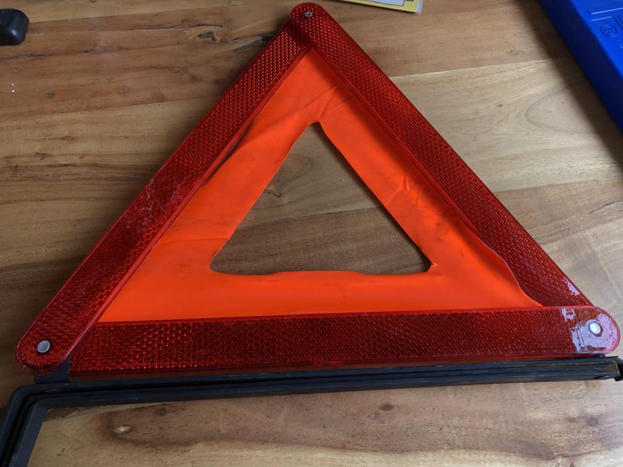 Авариен триъгълник BMW