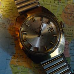 Руски часовник Слава, позлатен, с датник и метална каишка