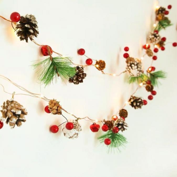 Светеща коледна украса с LED светлини, шишарки и борови клонки