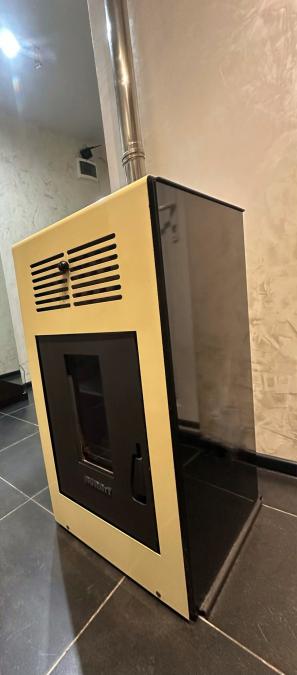 Пелетна камина Burnit 10 kW  много запазена, готова за отоплителния се..