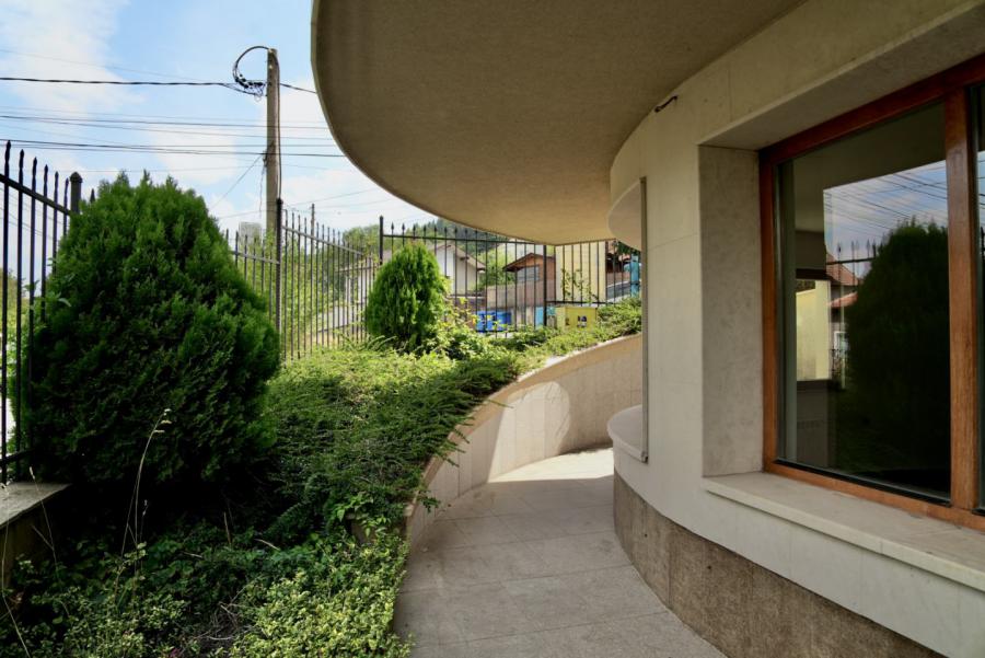 Продава се просторно и светло студио