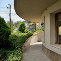 Продава се просторно и светло студио