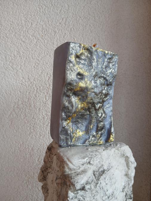 Ароматна свещ парче бял или сив камък с два фитила, за вашия интериор