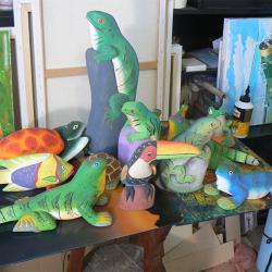 Продавам колекция стари дървени статуетки. Хендмейд.