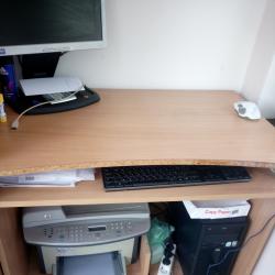 Продавам леко компютърно бюро