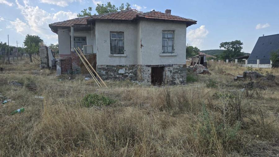 Къща с 1 дка двор в село Хаджиите, общ. Карнобат