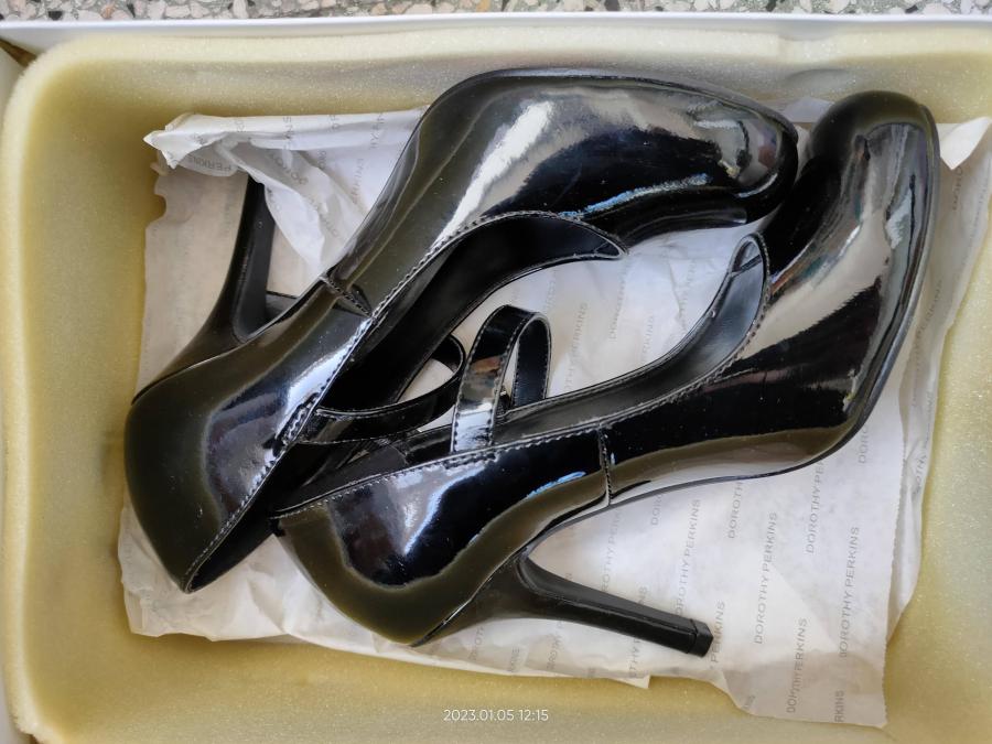 Черни лачени обувки