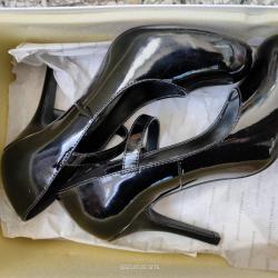 Черни лачени обувки