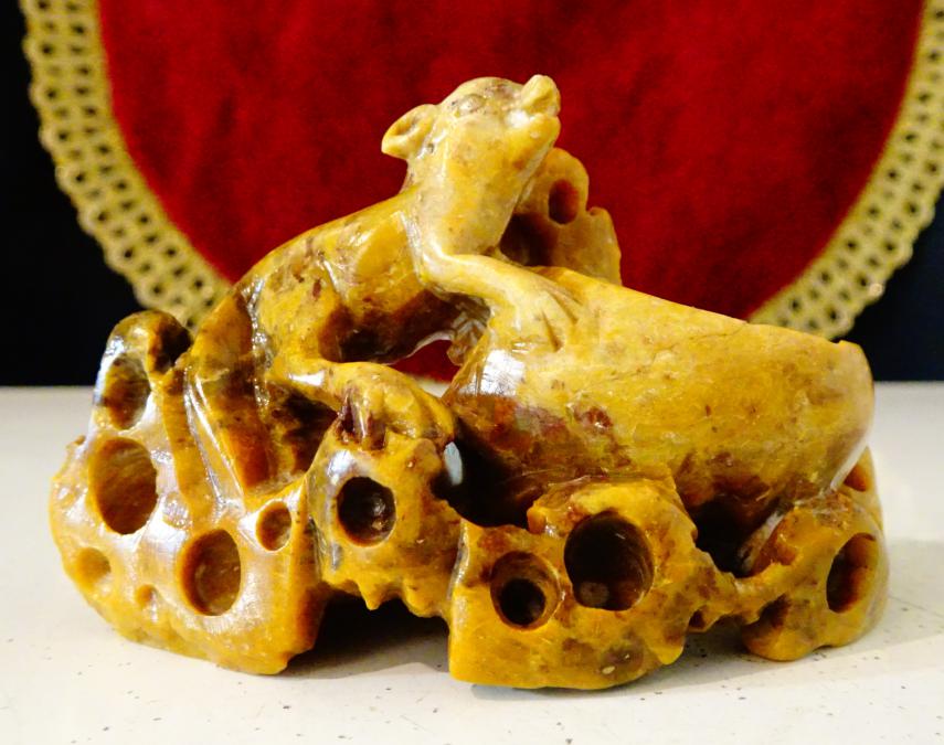 Мастилница от сапунен камък с прасенце.