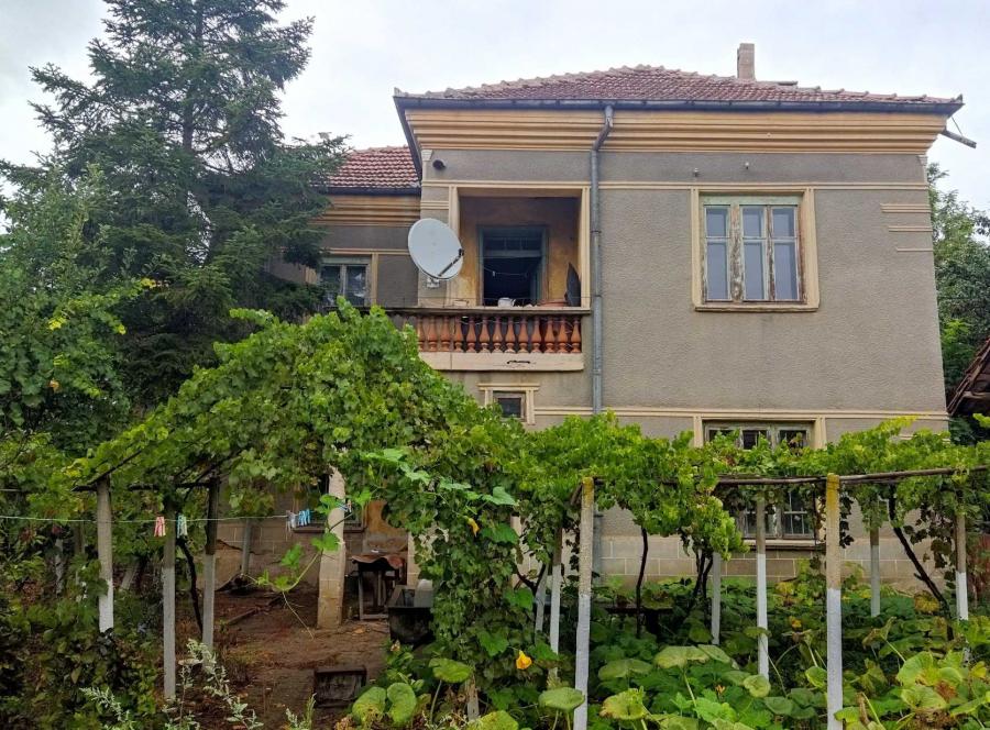 Тухлена къща в с. Златия, обл. Монтана