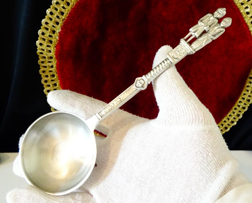 Калаена лъжица за калаена сватба с фигури на съпрузи, ангел, щъркел.